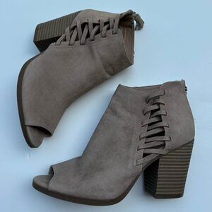 Reaction Kenneth Cole Tan Ankle Booties with Peep Toe - Size 8